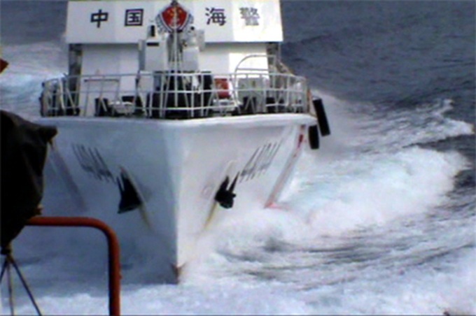 Chinese continue firing water cannons at Vietnamese ships - 5