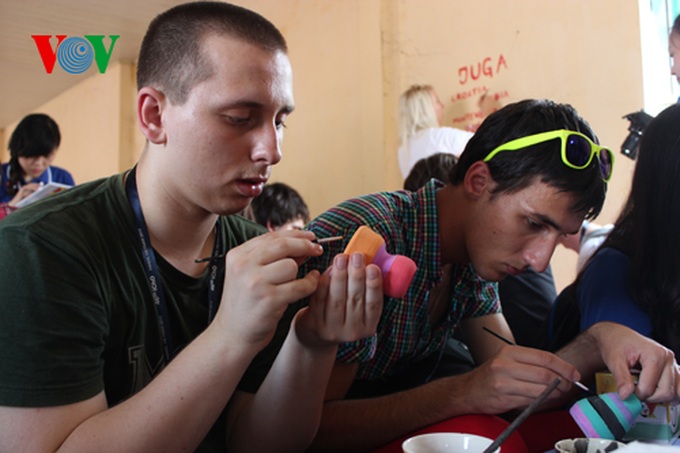 International students tour Bat Trang ceramic craft village - 9