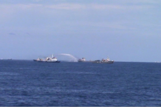 Chinese continue firing water cannons at Vietnamese ships - 4