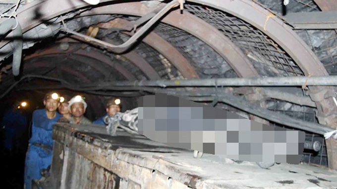 One worker dies, four injured in Quang Ninh coal mine collapse - 1