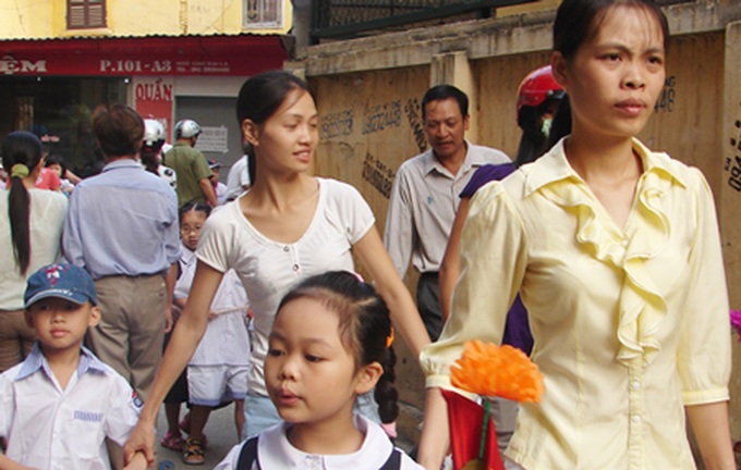 Parents complain about fee burden at new school year - 1 Parents complain about fee burden at new school year - 1