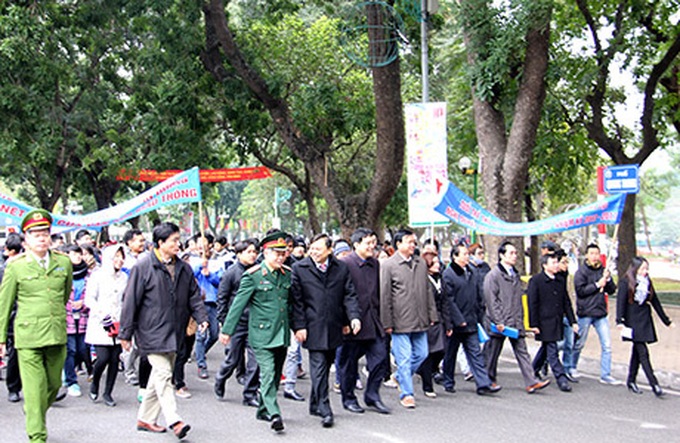 State officials join traffic safety walk - 1