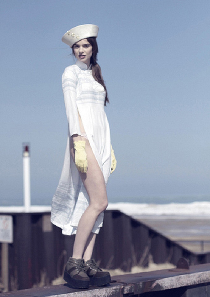 Vietnamese social media users condemn American ao dai photographer - 1