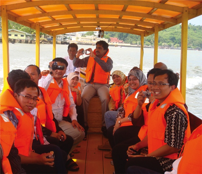 Boat passengers without life jackets to be fined - 1 Boat passengers without life jackets to be fined - 1