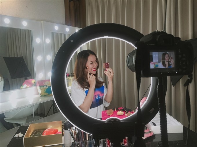 Vietnam youth tap into blogging, vlogging trend - 1