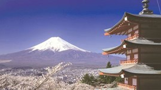 Vietnamese head abroad for holidays - 1