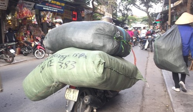 Hanoi tackles overloaded vehicles as Tet nears - 2
