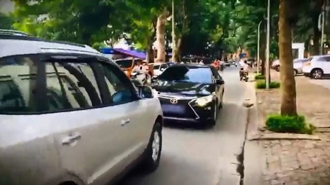 Blue-plated vehicles continuously flout traffic laws - 1 Blue-plated vehicles continuously flout traffic laws - 1