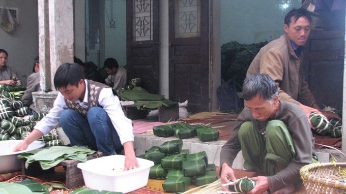 Traditional chung cake making village faces difficulties - 1