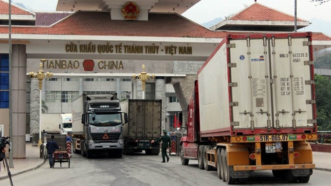 Vietnam-China border gate sees record high import-export revenue - 1