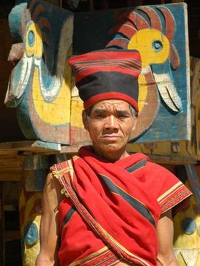 Sculptor puts Co Tu culture on world map - 1