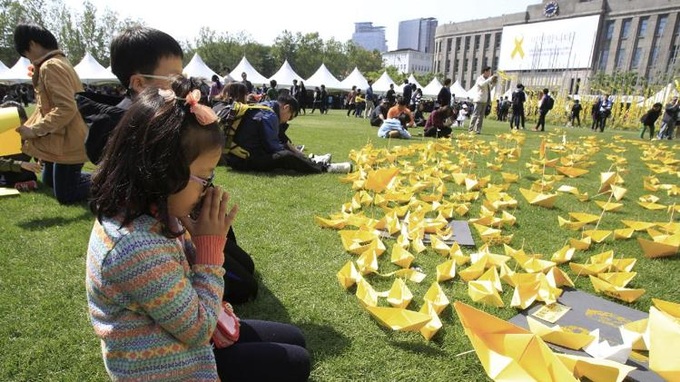 Civilian diver dies in South Korea ferry searches - 1