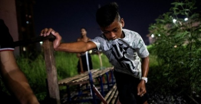 Dodging traffic, and death, on Manila's railway carts - 1 Dodging traffic, and death, on Manila's railway carts - 1