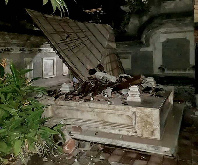 Indonesia quake kills 82, leaves hundreds wounded - 1