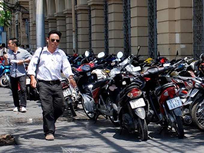 HCM City highrises flout parking regulations - 1