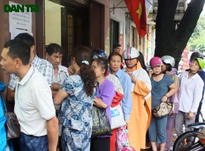 Traditional moon-cake shops attract customers - 2