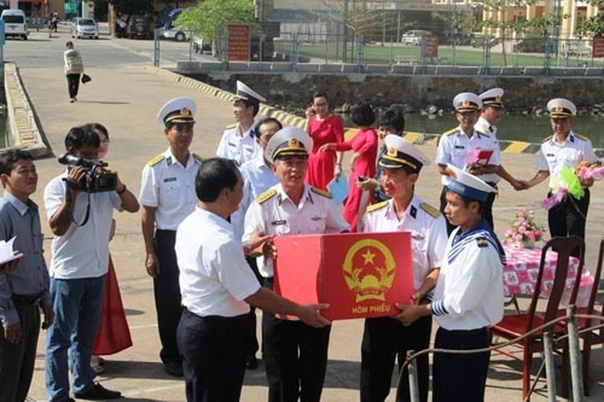 Early election held for residents and officers at sea - 1