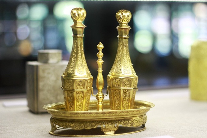 Gold Nguyen Dynasty items exhibited in Hue - 4