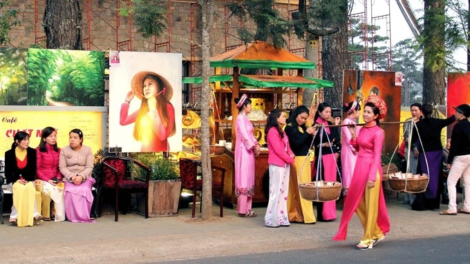 Artistic Street debuts in Da Lat flower land - 1