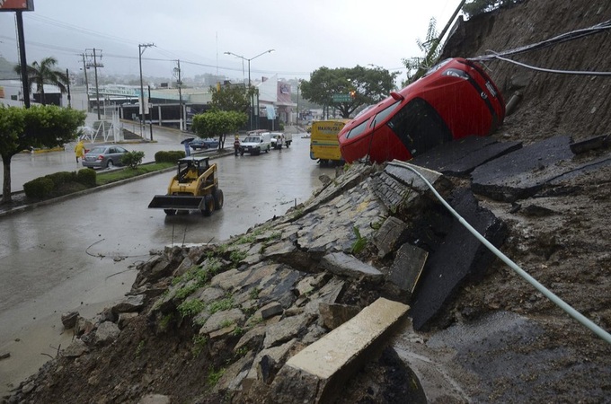 21 dead as tropical storm, hurricane batter Mexico - 1