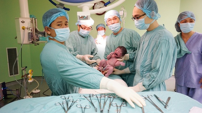 First surrogate baby born in Hue City - 1