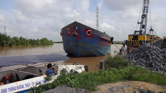 Illegal wharves threaten environment - 1 Illegal wharves threaten environment - 1