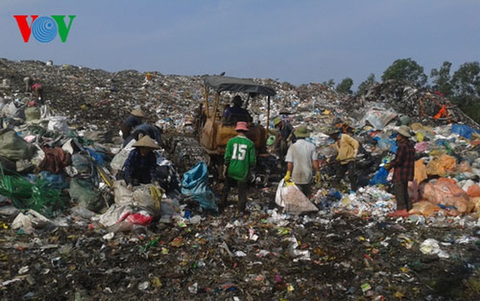 Ben Tre residents fear overloaded landfill - 1