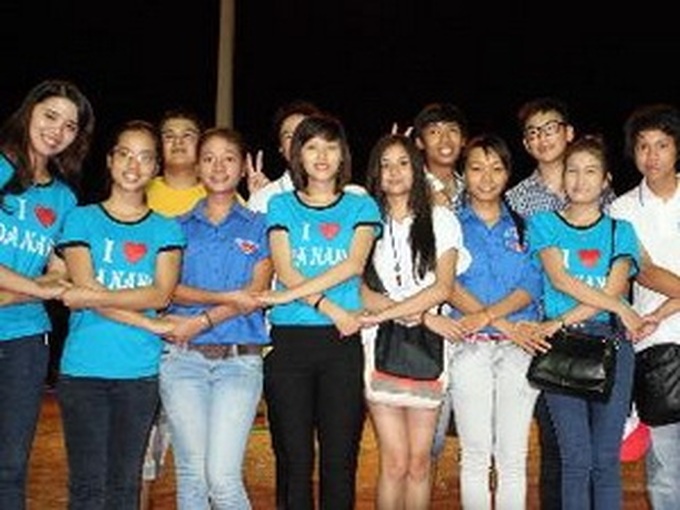 Overseas Vietnamese students visit Da Nang - 1