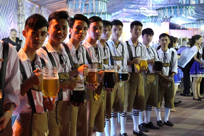 Hanoi Oktoberfest welcomes beer lovers - 1