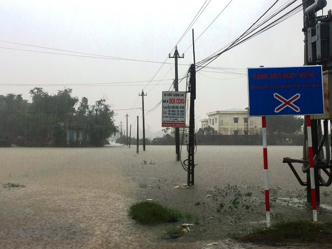 Binh Dinh homes submerged by heavy rain - 1