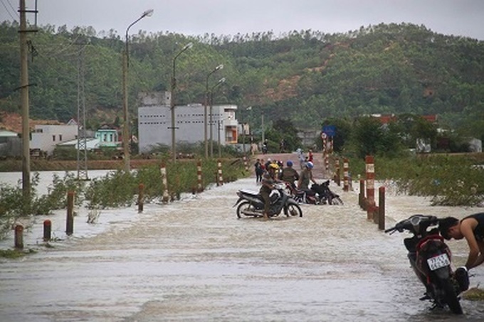 Binh Dinh homes submerged by heavy rain - 2