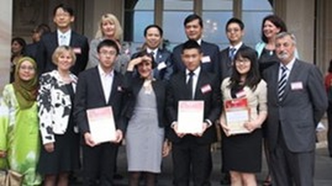 Two Vietnamese students honoured in Australia - 1