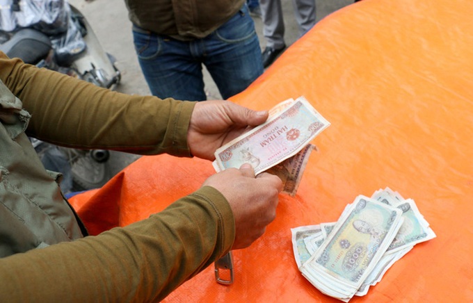 Drivers use small change to protest over tollgate - 2