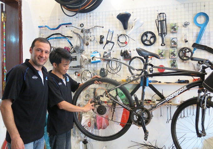 Foreign man repairs bicycles in Hanoi - 1 Foreign man repairs bicycles in Hanoi - 1