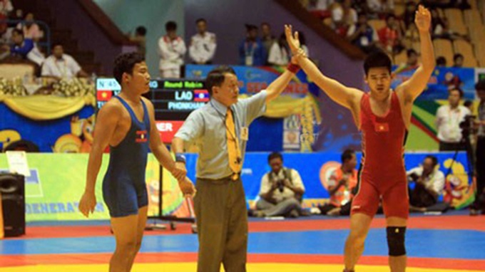 Vietnamese wrestlers win two gold medals at SEA Games - 1