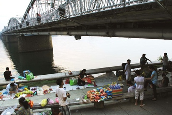 Hue to close Huong River night markets - 1