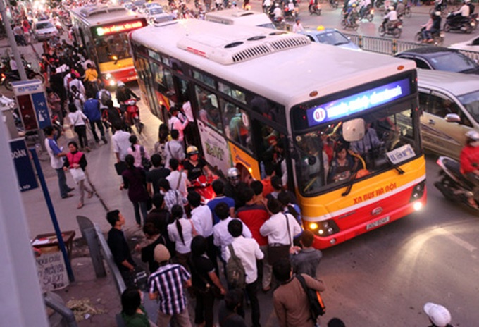 Hanoi Chairman focuses on improving bus service - 1
