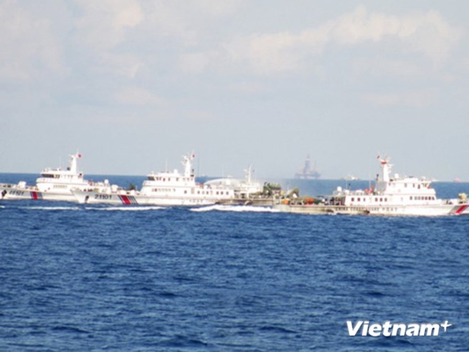 Chinese vessels continue blocking Vietnamese ships in oil rig site - 1