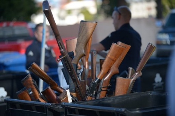 LA gunowners hand in weapons after US school shooting - 1