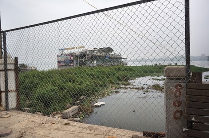 West Lake covered with rubbish after floating restaurants dismantled - 7