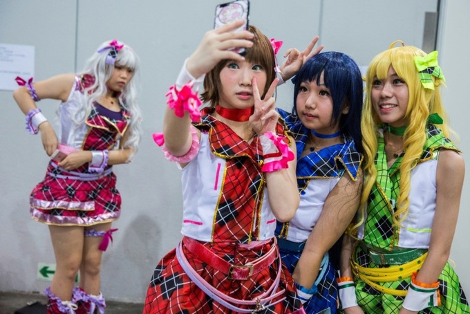Lonely hearts seek virtual girlfriends at Hong Kong fair - 1