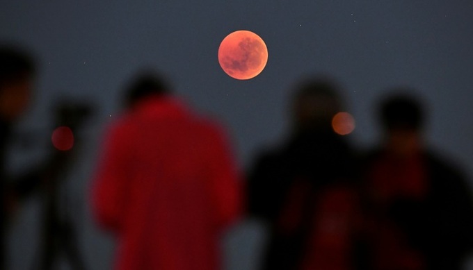 'Blood moon' dazzles skygazers in century's longest eclipse - 1 'Blood moon' dazzles skygazers in century's longest eclipse - 1