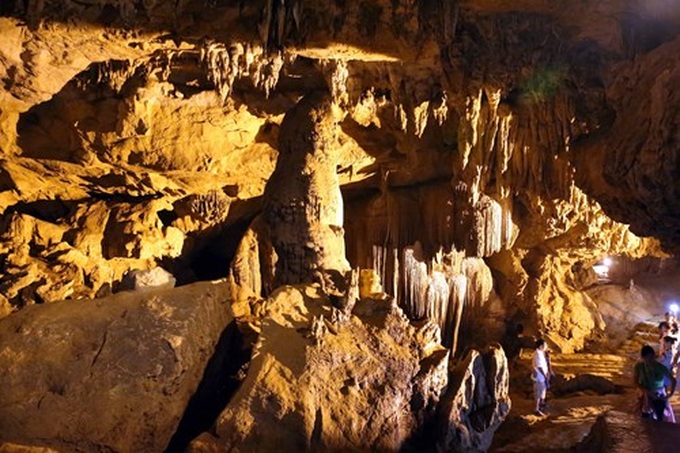 Thousand-year old cave gives Cao Bang a splendid beauty - 1