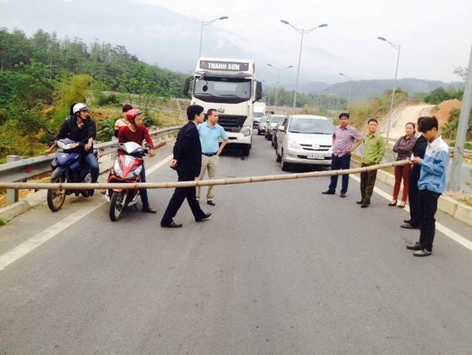 Local residents blockade highway over inadequate compensation - 1 Local residents blockade highway over inadequate compensation - 1