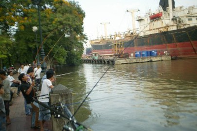 Fishing at night in vogue - 1