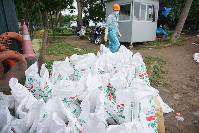 Mass fish deaths in Hanoi's West Lake - 6 Mass fish deaths in Hanoi's West Lake - 6