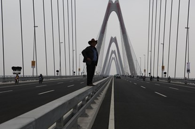 Visitors cause chaos on Nhat Tan Bridge on opening day - 7 Visitors cause chaos on Nhat Tan Bridge on opening day - 7