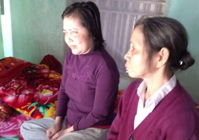 Poor elderly woman struggles to bring up blind daughter - 1