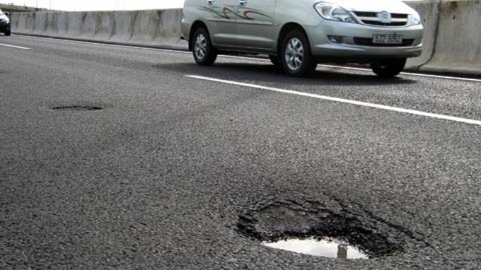 Road project director dismissed for poor construction - 1