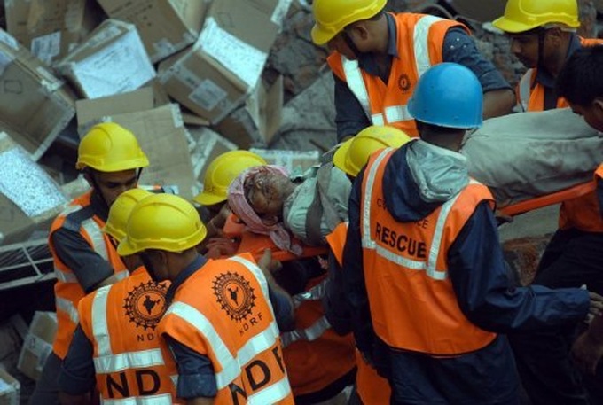 Five die in India hotel collapse - 1